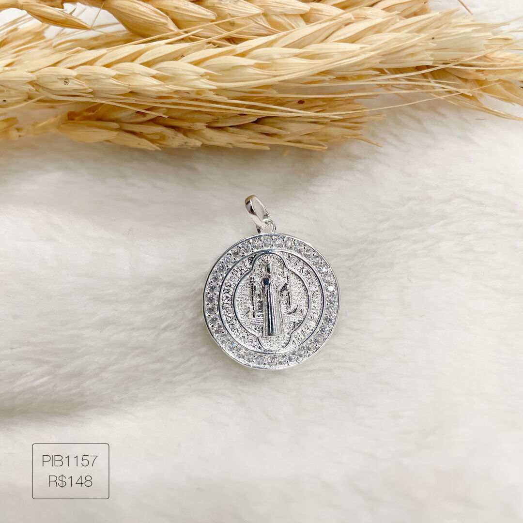 Pingente de São Bento Cravejado Cristal Prateado